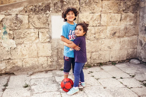 Children with a ball in Matera — Stock Photo, Image