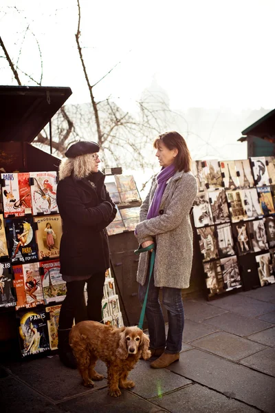 Mujeres hablando en la calle de París —  Fotos de Stock