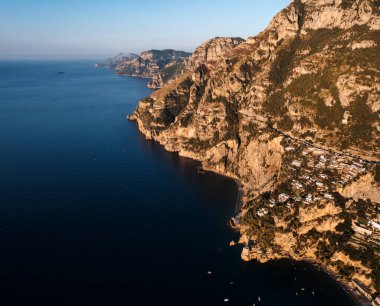 Positano 'nun havadan görünüşü, Amalfi Sahili' nde küçük bir kasaba. İtalya