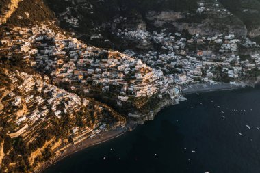 Positano 'nun havadan görünüşü, Amalfi Sahili' nde küçük bir kasaba. İtalya