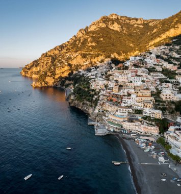 Positano 'nun havadan görünüşü, Amalfi Sahili' nde küçük bir kasaba. İtalya