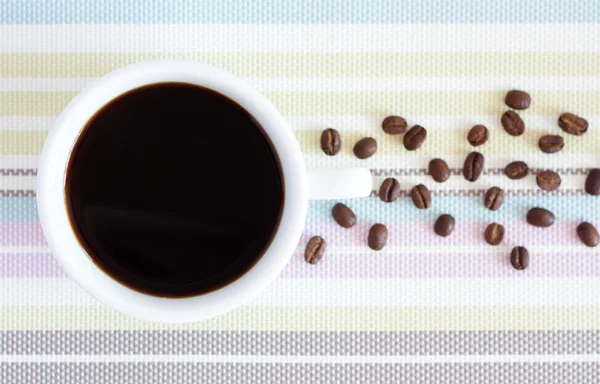 Cup of coffee with coffee beans — Stock Photo, Image