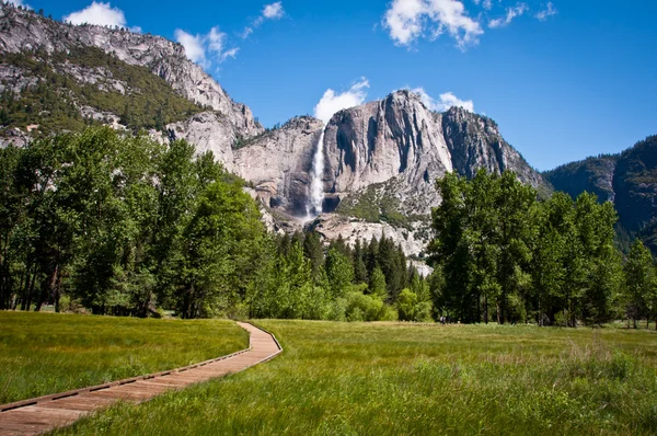 Pradera de Yosemite con cataratas superiores de Yosemite — Foto de Stock