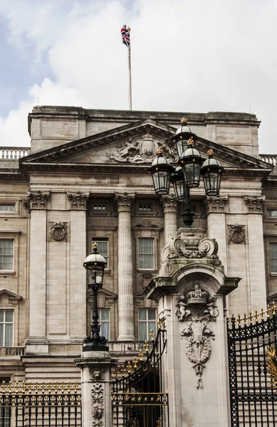 Fachada del Palacio de Buckingham en Londres, Reino Unido — Foto de Stock