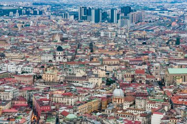 Şehir merkezindeki Napoli şehri, tepenin üstündeki kaleye bakın.