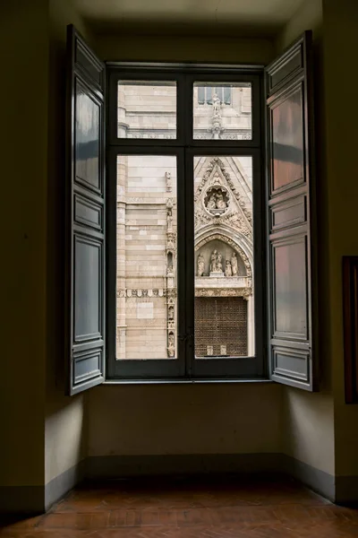 Tha Πρόσοψη Duomo Από Παράθυρο Νάπολη Μητρόπολη Ιταλία — Φωτογραφία Αρχείου