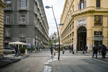 İtalya 'nın Napoli şehir merkezinde Via Verdi' nin sokak manzarası.
