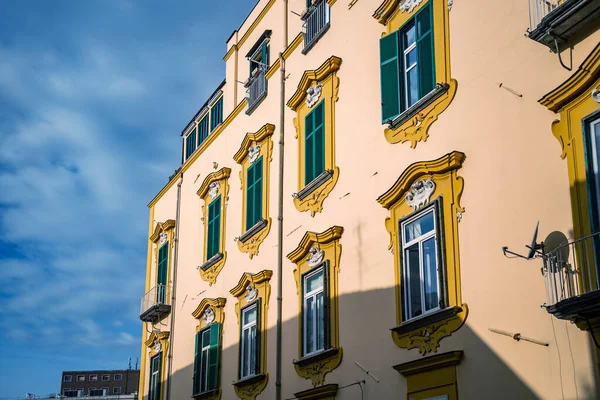 Gamla byggnader i den historiska stadskärnan, Napoli — Stockfoto