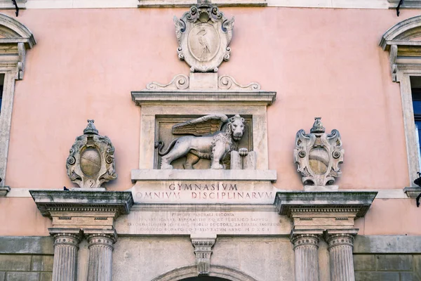 Université de Padoue, La façade du Palais Bo avec symbole vénitien — Photo