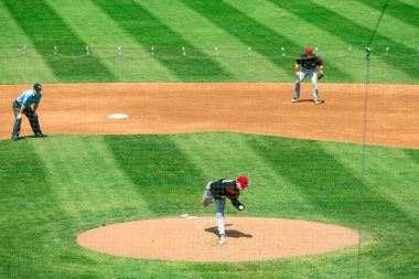 PORTLAND ME - 8 AĞUSTOS 2018: Deniz Köpekleri Atıcısı iç sahada atış yapıyor. Hadlock Field Portland, Maine 'de..