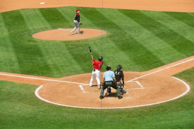 PORTLAND ME - 8 AĞUSTOS 2018: Deniz Köpekleri Atıcısı iç sahada atış yapıyor. Hadlock Field Portland, Maine 'de..