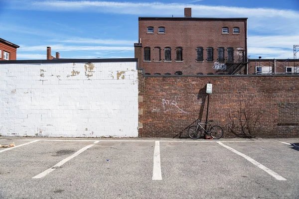 Parking Vide Avec Des Bâtiments Arrière Plan Biddeford Amérique — Photo