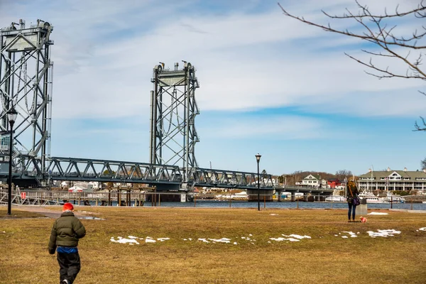 Gente Pasea Con Puente Memorial Fondo Durante Invierno Portsmouth Estados —  Fotos de Stock