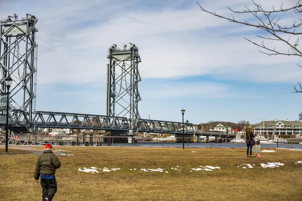 La gente se pasea con el Puente Memorial en el fondo durante el invierno. Portsmouth NH —  Fotos de Stock