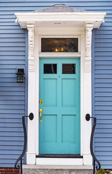 Вхід до типового житлового будинку в Новій Англії. — стокове фото