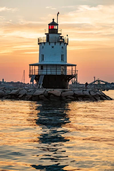 Güney Portland Dalgakıran Deniz feneri, aynı zamanda böcek ışığı olarak da bilinir, bir balıkçı teknesini limana götürür.. — Stok fotoğraf