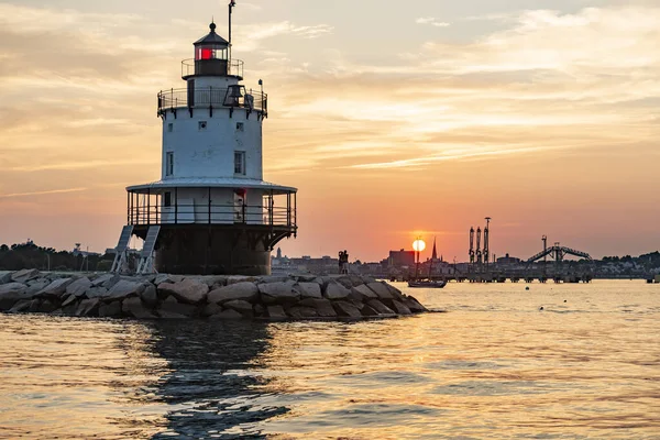 Jižní Portland Breakwater maják, také známý jako Bug Light, vede rybářskou vlečnou síť do přístavu. — Stock fotografie