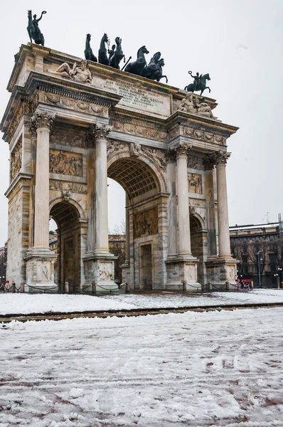 Milão Itália Dezembro 2012 Corredor Correndo Frente Arco Paz Arco — Fotografia de Stock