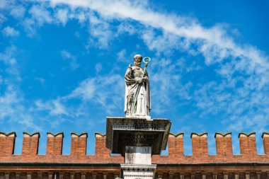 San Vitale heykeli İtalya 'nın Ravenna kentindeki Piazza del Popolo' da yükseliyor.