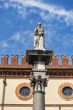 San Vitale heykeli İtalya 'nın Ravenna kentindeki Piazza del Popolo' da yükseliyor.