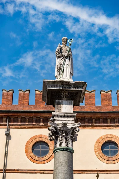 ヴィターレ像はイタリア ラヴェンナのポポロ広場に立ち上がります — ストック写真