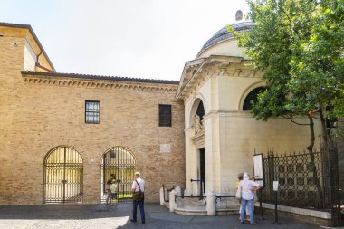 RAVENNA, EMILIA ROMAGNA, ITALY - 17 Haziran 2017: İtalyan şair ve yazar Dante Alighieri 'nin turistlerle birlikte mezarı. İtalya