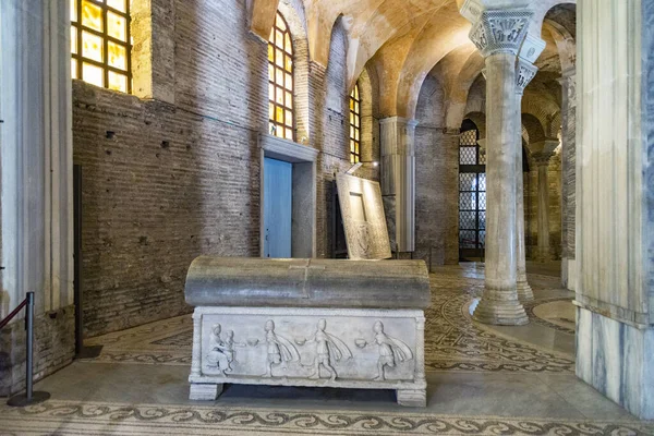 位于意大利拉文纳的圣维塔利内部的圣殿 有一个坟墓 — 图库照片