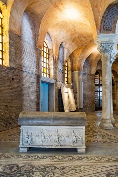 位于意大利拉文纳的圣维塔利内部的圣殿 有一个坟墓 — 图库照片