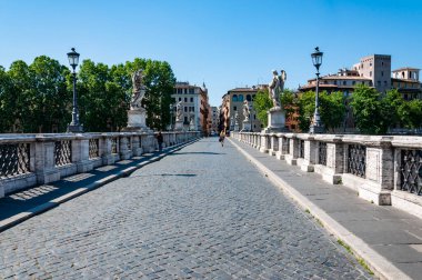 Roma, İtalya 'daki Tiber nehri üzerinde güneşli bir günde Castel Sant' Angelo 'dan St. Angelo köprüsünün manzarası