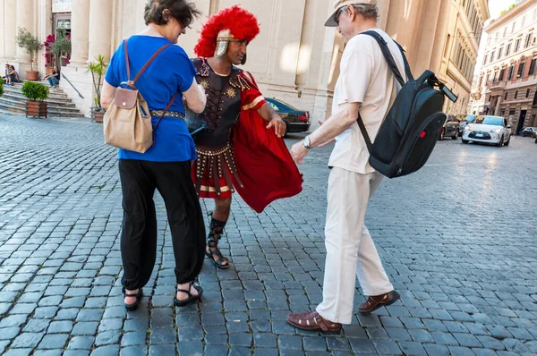 ローマ イタリア 2014年6月2日 コロッセオ近くのグラディエーターの身なりは 彼らと一緒に写真を撮るために観光客を楽しませます — ストック写真
