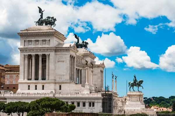 アルタレ デッラ パトリア祖国の祭壇は イタリアのローマに位置する統一イタリアの最初の王 ビクター エマニュエルを記念して建てられた記念碑です — ストック写真