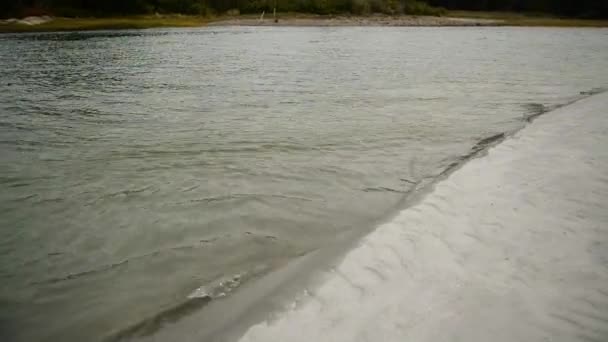 Dunkle Meereswellen im Atlantik, kleine Wellen am Ufer Lizenzfreies Stock-Filmmaterial