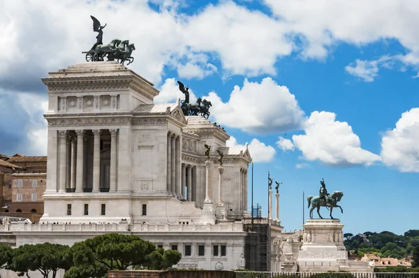 Altare della Patria Ołtarz Ojczyzny to pomnik zbudowany na cześć Wiktora Emmanuela, pierwszego króla zjednoczonych Włoch, znajdującego się w Rzymie.. — Zdjęcie stockowe