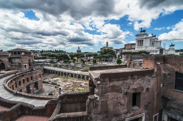 Vue du forum romain près du Colisée à Roma, Italie — Photo