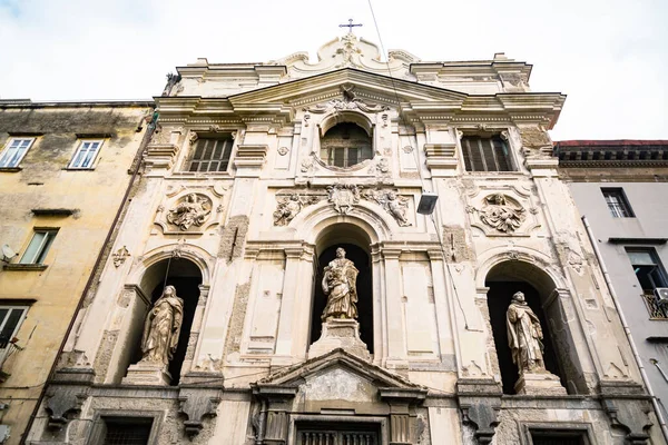 ジュゼッペ デッレ スケールのファサード ナポリのポンテコルボの教会 イタリア — ストック写真