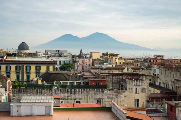 バルコニー付きの古い混雑したアパートの建物 イタリアの人口過密ナポリの中心部に住んでいます — ストック写真