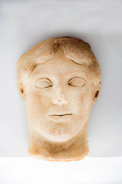 Talya Beyaz Arka Planda Tanınmayan Yunan Baş Heykeli — Stok fotoğraf