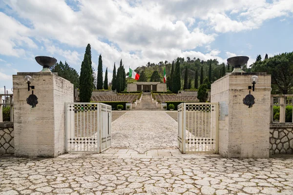 イタリアのミニャーノ モンテルンゴ 第二次世界大戦中にモンテルンゴ カッシーノの戦いで戦死した974イタリア兵の遺骨を含む軍事墓地 — ストック写真