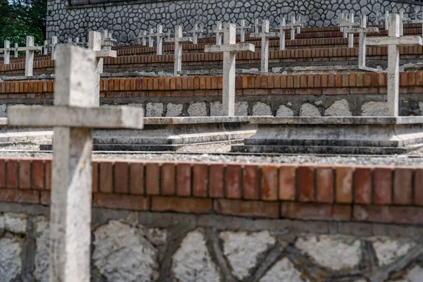 Den militära kyrkogården som innehåller kvarlevorna av 974 italienska soldater som dog under striderna vid Montelungo e Cassino under andra världskriget — Stockfoto