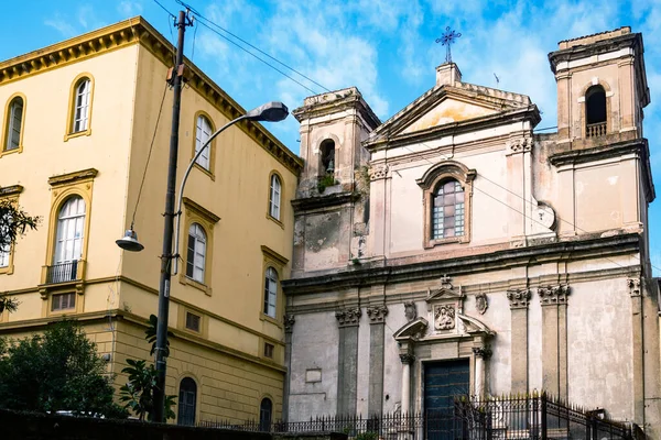 Церковь Гесу и Марии на улице Салита Понтекорво в Неаполе, Италия — стоковое фото