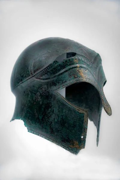 Спартанский стиль шлема Древней Греции, изолированный на белом — стоковое фото