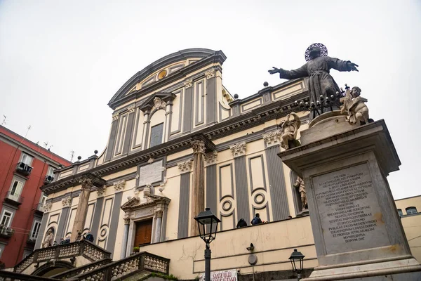 La fachada de la Basílica barroca de San Paolo Maggiore donde están enterrados los restos de San Gaetano Thiene — Foto de Stock