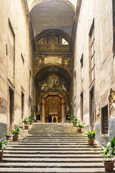 Chiostro di San Gregorio Armeno. Entrada do claustro do santuário armênio em Nápoles, Itália — Fotografia de Stock