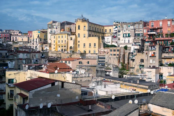 Staré Přeplněné Bytové Domy Balkony Husté Bydlení Přelidněném Centru Napoli — Stock fotografie