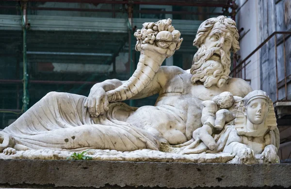 La estatua de mármol del Dios del Nilo en Nápoles, Campania, Italia —  Fotos de Stock