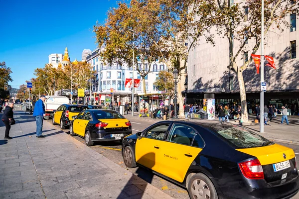 Barcelona Spanien Dezember 2018 Menschen Nehmen Taxis Auf Den Straßen — Stockfoto