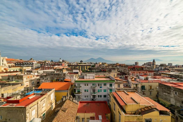 旧的过度拥挤的公寓楼 有阳台 密集居住在人口过剩的那不勒斯市中心 意大利 — 图库照片