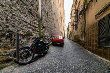 Şehrin eski kesimindeki Dar Sokak. Tarihi merkez, Napoli, İtalya