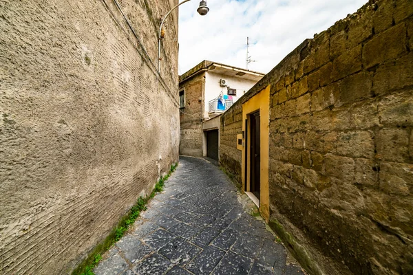 Smal gata i den gamla delen av staden. Historisk centrum, Neapel, Italien — Stockfoto