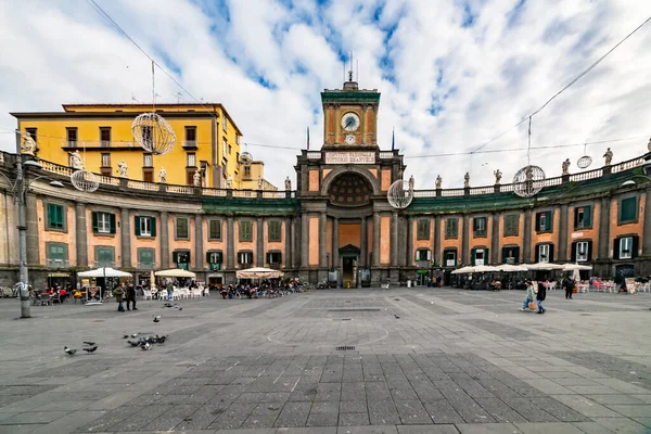 Naples イタリア 2021年12月22日 人々はナポリの歴史的中心部にあるダンテ広場広場のカフェテリアをお楽しみください — ストック写真